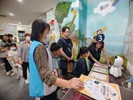 親子排隊與機器人互動