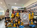 本所主任與新興國小學生合照