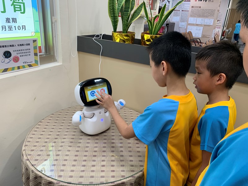 學生與機器人進行問答小遊戲