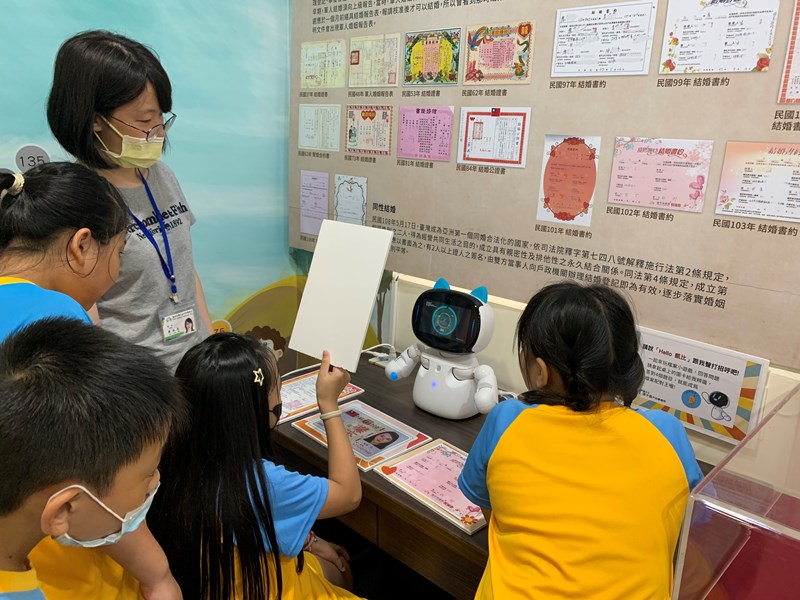 學生與機器人進行圖卡辨識小遊戲