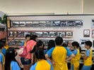 學生觀看檔案時光機展區