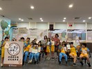 本所主任與新興國小師生合照