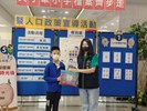 本所代理主任與小朋友合照