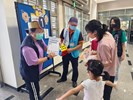 本所同仁及志工與親子進行闖關遊戲